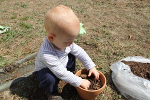 Jardiner avec les enfants : projets amusants et éducatifs