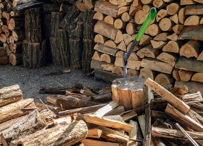 Stockage du bois de chauffage en extérieur